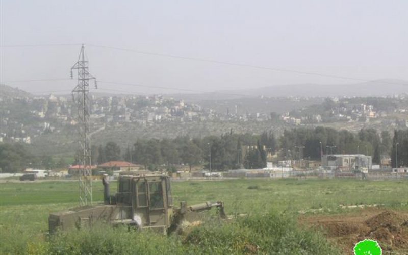 قوات الاحتلال الإسرائيلي تقوم بأعمال تجريف في محيط حاجز حواره