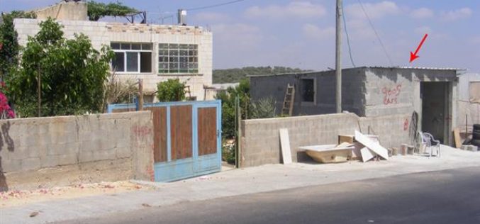 سلطات الاحتلال الإسرائيلية تنذر عدد من المنشآت في قرية دير بلوط بوقف البناء