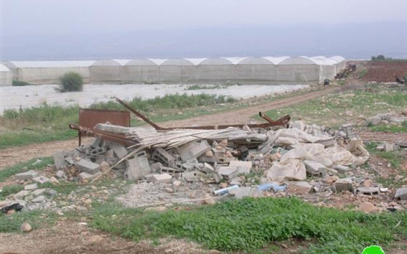 قوات الاحتلال تمنع المزارعين في  خربة يزرة من شق طريق زراعي
