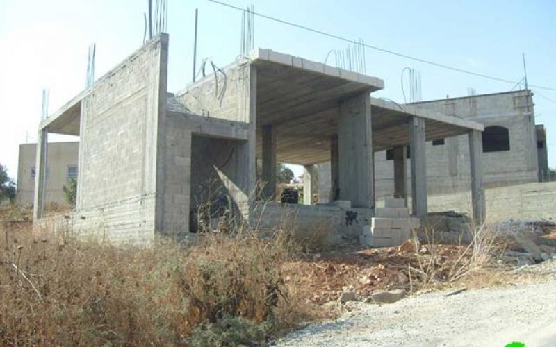 إخطار عدداً من المنشآت الفلسطينية بوقف البناء في قرية يتما