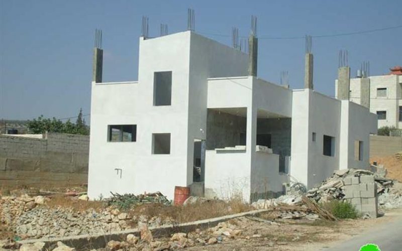 اخطار عدد من المنشأت الفلسطينية بوقف العمل و البناء في قرية كفل حارس