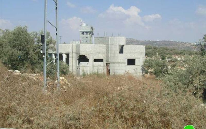 اخطارات اسرائيلية بوقف العمل و البناء في عدد من المنشات الفلسطينية في قرية حارس