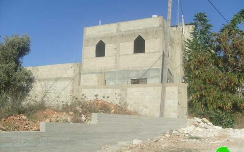 إخطار عددٍٍ من المنشآت السكنية والبركسات بوقف البناء بحجة عدم الترخيص في قرية سالم الفلسطينية