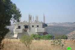 الاحتلال الإسرائيلي يخطر منزلين في قرية حارس بالهدم