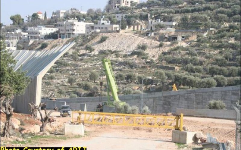السلطات الاسرائيلية تستكمل بناء الجدار على أراضي مدينة بيت جالا