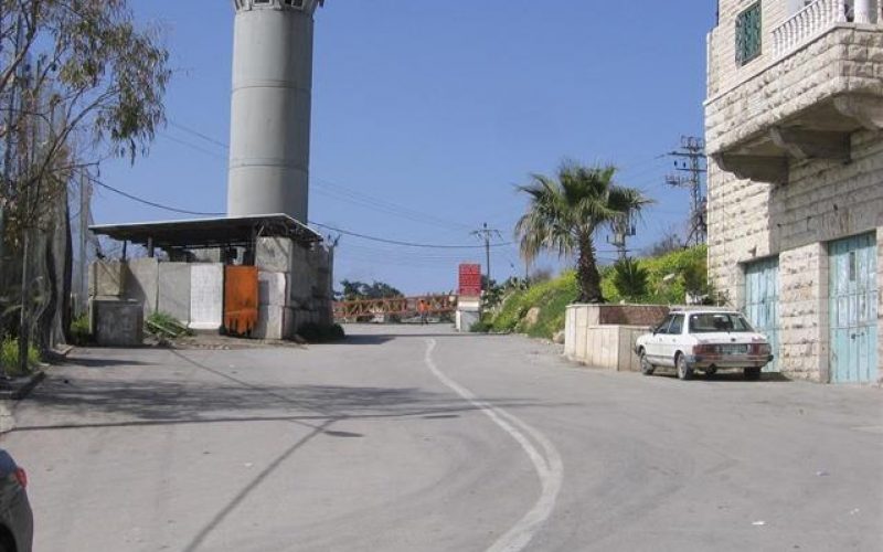 سلطات الاحتلال تحكم الإغلاق على بلدة بيت أمر