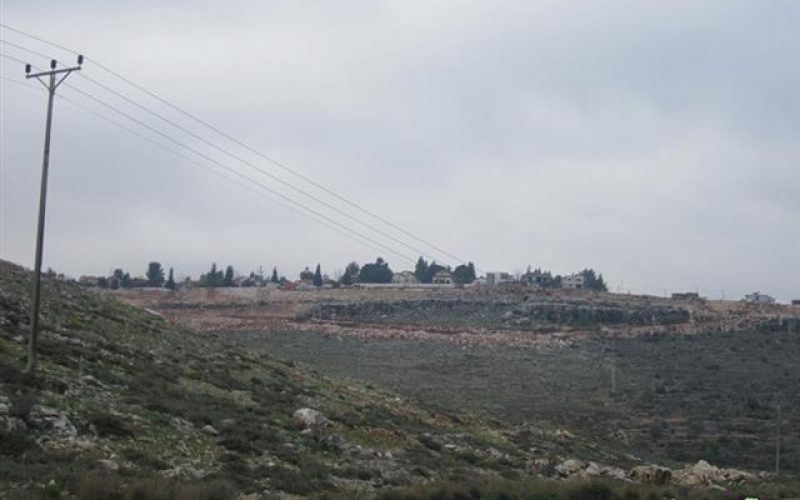 الاحتلال الإسرائيلي يخطر باستمرار وضع اليد على أراض في قرى سرطه حارس و بروقين- محافظة سلفيت