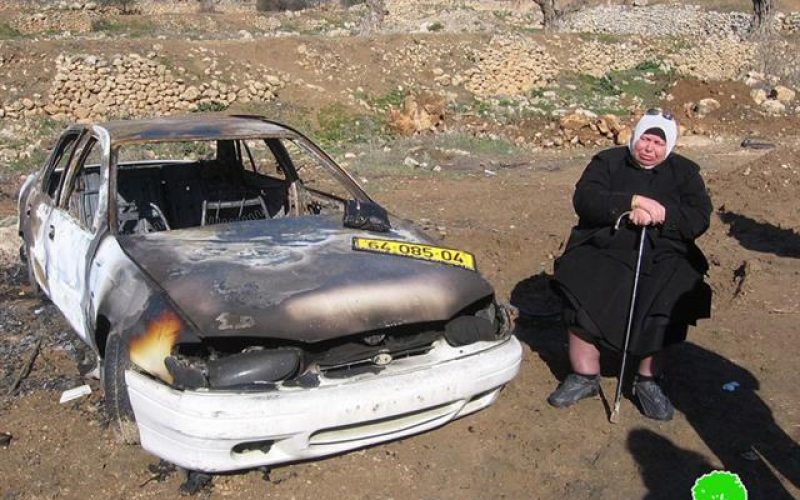 مستعمرون يحرقون سيارة مواطنة في تل الرميدة – محافظة الخليل