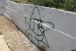 كتابة شعارات عنصرية على جدران منازل المواطنين في قرية اللبن الشرقي- محافظة نابلس