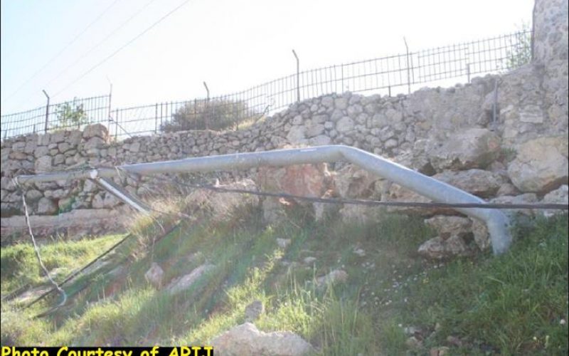 جرافات الاحتلال الاسرائيلي تجتاح وادي المخرور في مدينة بيت جالا وتعيث فيها خرابا