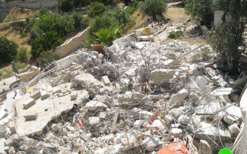 جرافات الاحتلال تهدم مسكناً لعائلة القاق في جبل المكبر / القدس المحتلة