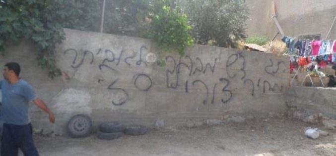 خط شعارات تحريضية على جداران واستهداف 3 مركبات فلسطينية في قريتي رنتيس وبيتللو