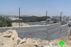 اخطار بوقف العمل والبناء لبئر مياه و جدار استنادي