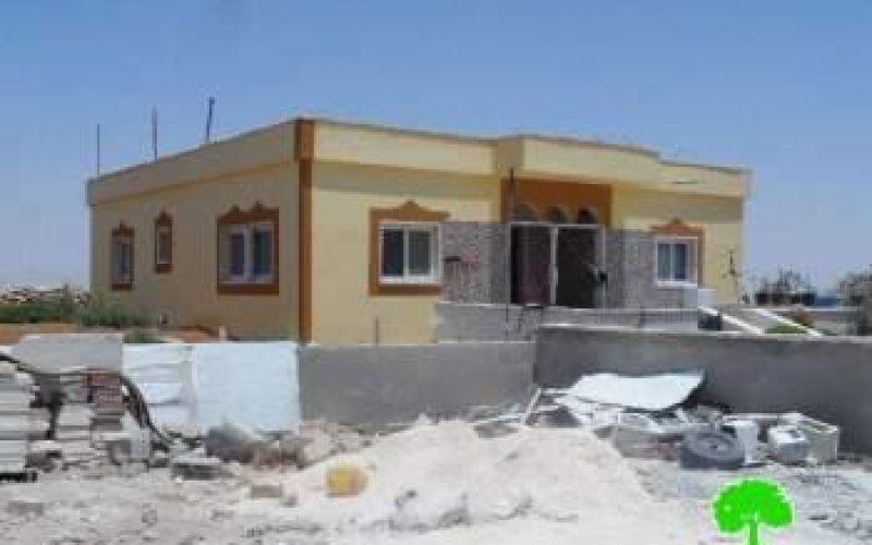 إخطارات بوقف العمل والبناء في خربة الديرات شرق بلدة يطا