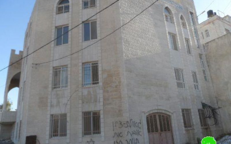 إحراق ثلاث مركبات و خط شعارات تحريضية على جدران مسجد النور