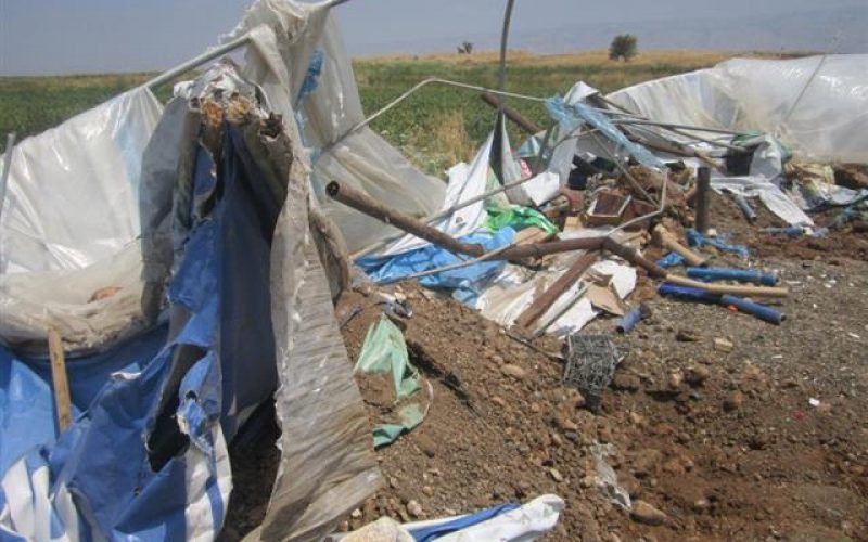 Demolishing a barrack and water cistern in Nablus