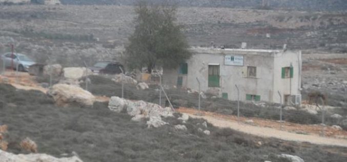 Disregarding the decisions of the Israeli court, <br> 
Israeli Colonists refuse to vacate premises of illegally gained property