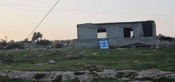 إخطار عائلتين بوقف البناء لمنازلهم في قرية العقبة