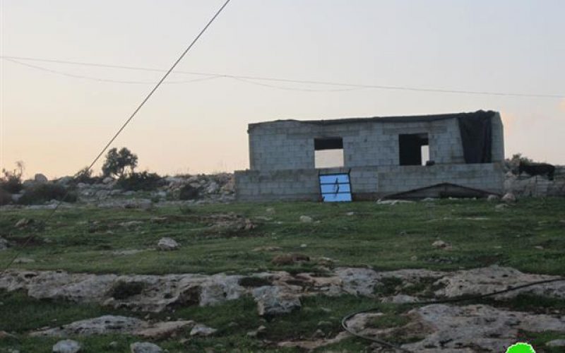 إخطار عائلتين بوقف البناء لمنازلهم في قرية العقبة