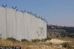 سلطات الاحتلال الاسرائيلي تستكمل بناء الجدار في قرية الولجة الفلسطينية