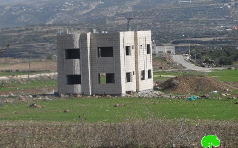 في ظل حملته العدوانية على البناء الفلسطيني, الاحتلال يخطر بوقف البناء لسبع منشآت سكنية وتجارية في قرية حجة / محافظة قلقيلية