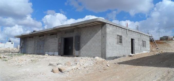 الاحتلال يخطر بوقف العمل في مدرسة ومنشأتين في قرية معين جنوب يطا