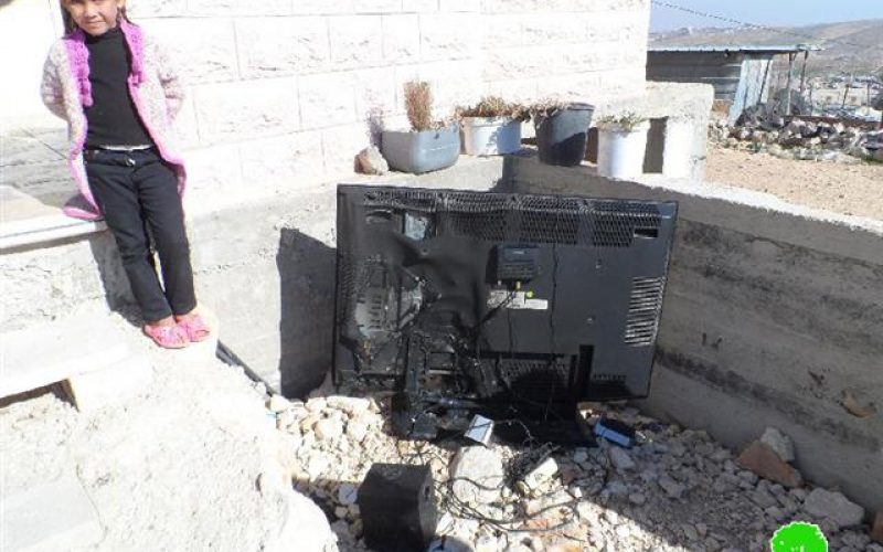 مستعمرون يحرقون منزلاً في قرية الديرات شرق يطا