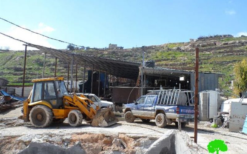 The Israeli occupation demolishes a water cistern and confiscates a caravan in Hebron