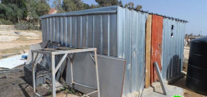 إخطارات بوقف العمل في مساكن المواطنين في خربة أم الخير شرق يطا