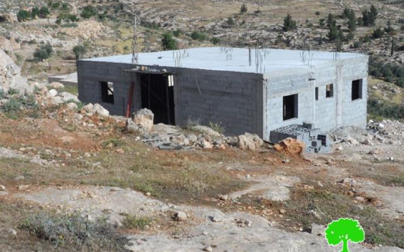 الاحتلال يخطر بوقف العمل في منزل بقرية الرفاعية شرق بلدة يطا