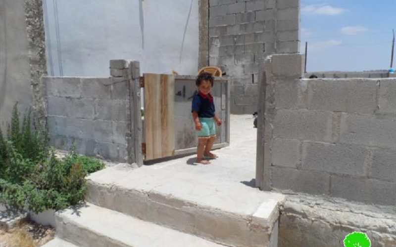 The Israeli occupation army threatens some Hebron residences of demolition