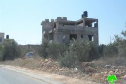 الاحتلال الاسرائيلي يخطر منزلين بوقف البناء في خربة أم المراجم في قرية نابلس