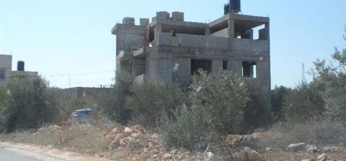 الاحتلال الاسرائيلي يخطر منزلين بوقف البناء في خربة أم المراجم في قرية نابلس