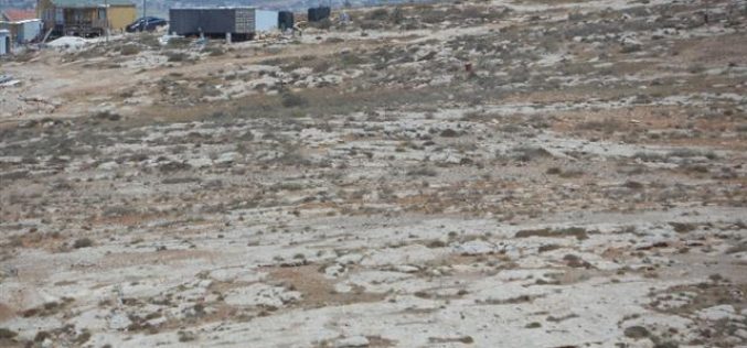 The Israeli occupation sabotages a fence surrounding a plot in the Hebron village of Yatta