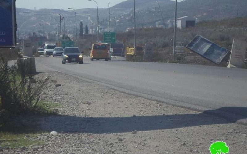 The Israeli occupation sets up a metal gate at Huwwara checkpoint, south Nablus