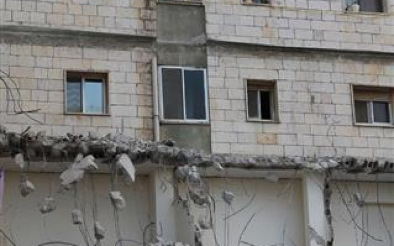 The municipality of the Israeli occupation demolishes three apartments in the Jerusalem neighborhood of Beit Hanina