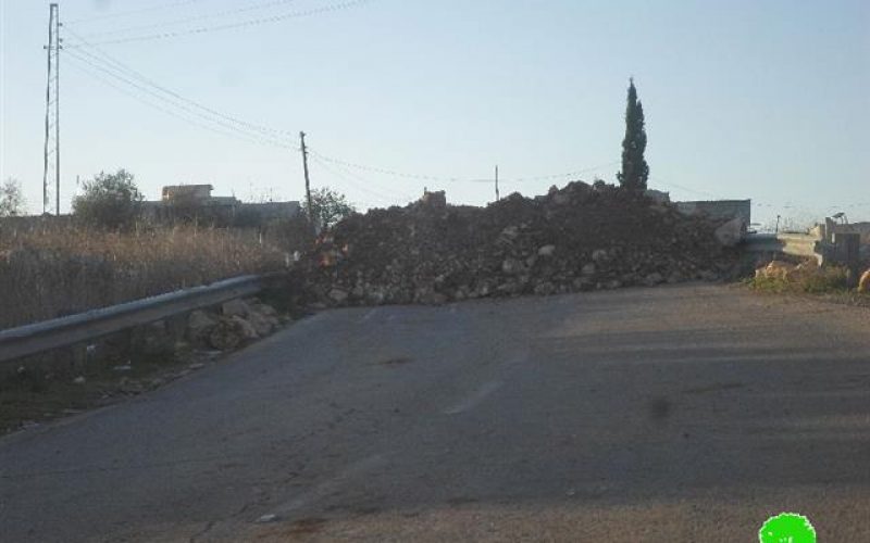 Sealing off the entrance of ‘Abud village, north Ramallah city