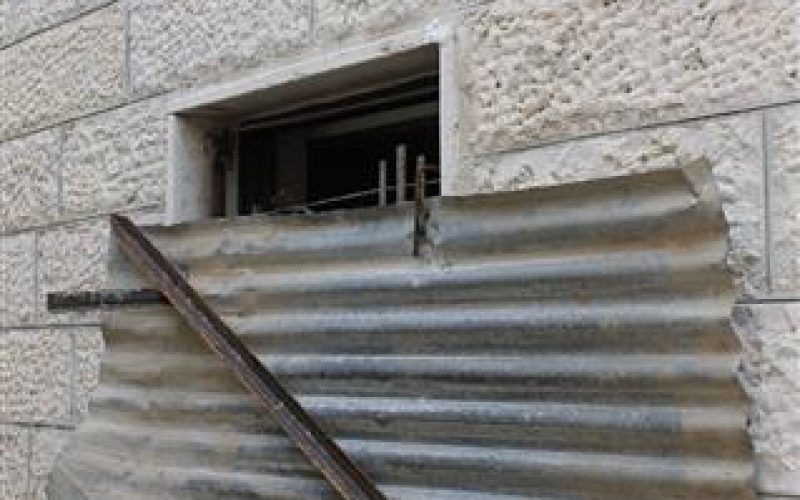 بعد رفض محكمة الاحتلال العليا التماس العائلة, قوات الاحتلال تغلق مسكن شقيقة الشهيد علاء أبو جمل في جبل المكبر بالإسمنت
