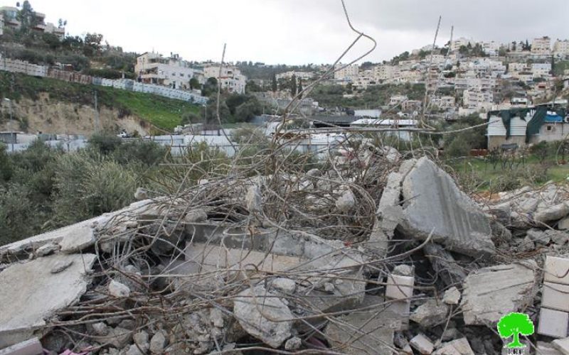 The occupation municipality in Jerusalem demolishes an under construction house in the neighborhood of Ein Al-Luzeh