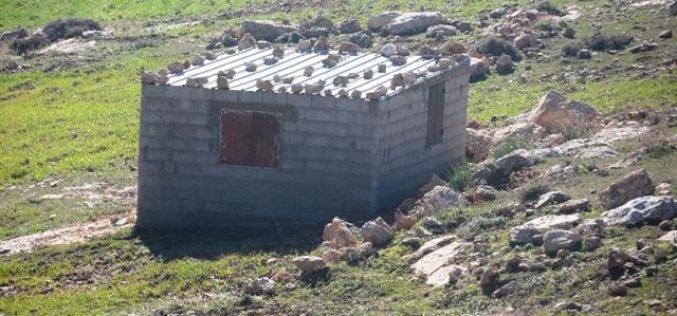 إخطارات بوقف العمل في منزل ومنشآت زراعية بقرية الديرات شرق يطا