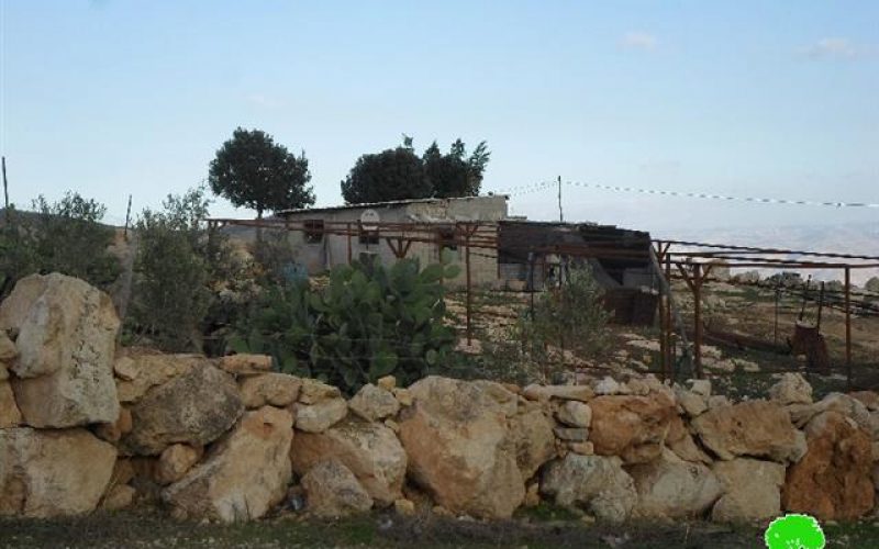 إخطارات بوقف البناء لعدد من المساكن وحظائر الماشية في قرية الجفتلك