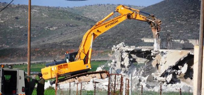 الاحتلال يهدم منزلاً في قرية بيت الروش التحتا غرب الخليل
