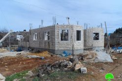 الاحتلال يصادر مواد وادوات بناء من بلدة بيت أمر بمحافظة الخليل