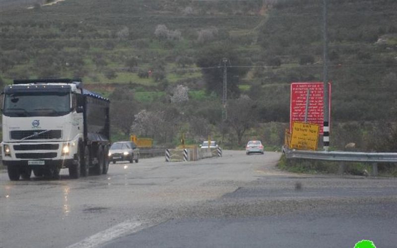 أغلق 140 طريقاً منذ بداية انتفاضة القدس, الاحتلال الإسرائيلي ينصب بوابتين حديديتين غرب مدينة نابلس