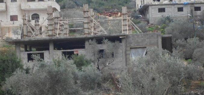 الاحتلال الاسرائيلي يخطر بوقف البناء لمنزلين في قرية يتما جنوب نابلس