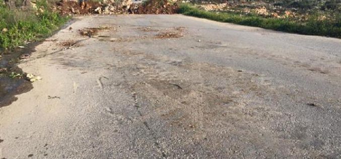 أغلق 144 طريقاً منذ بداية الانتفاضة <br> 
الاحتلال يغلق مداخل قرية حجة بالسواتر الترابية