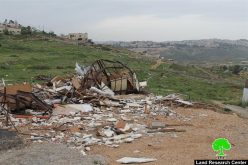 The Israeli occupation municipality demolishes a mobile house in the Jerusalem neighborhood  of Al-Ashqariya