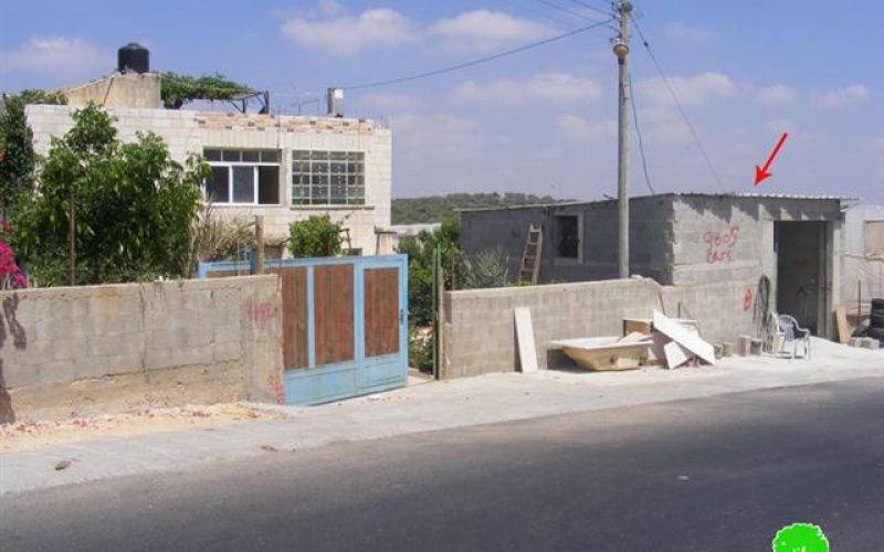 سلطات الاحتلال الإسرائيلية تنذر عدد من المنشآت في قرية دير بلوط بوقف البناء