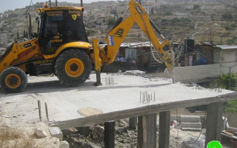 بلدية الاحتلال تجبر مواطناً فلسطينياً على هدم مسكنه بنفسه في حي الصلعة في جبل المكبر