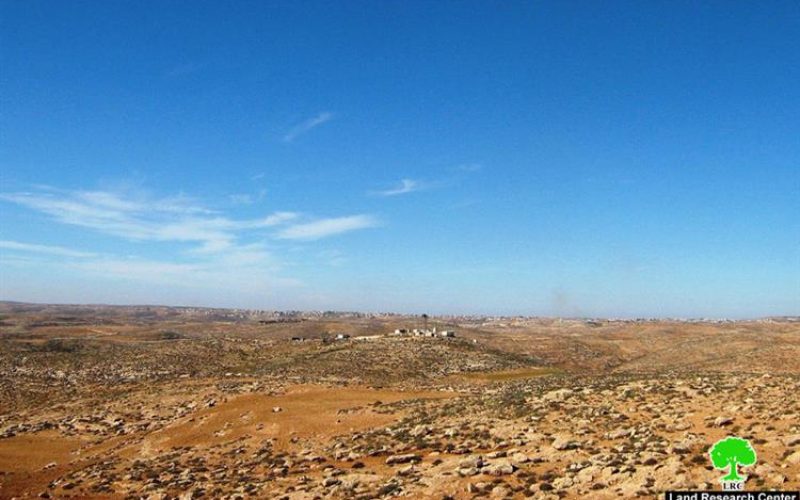 مستعمرو ” اسعل” يطردون عائلة أبو عواد من كهوفهم وأراضيهم الزراعية في جنوب بلدة السموع